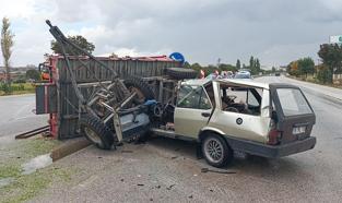 Römorka çarpan otomobilin sürücüsü yaralandı
