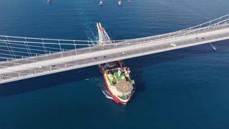 Dev boru döşeme gemisi İstanbul Boğazı'ndan geçti