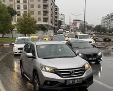 Antalya’da sağanak trafiği olumsuz etkiledi
