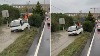 Eyüpsultan'da kamyonet yağış nedeniyle taşan rögara düştü