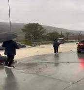Bahçeşehir'de yağmur suyuna kapılan motosikletliyi çevredekiler kurtardı