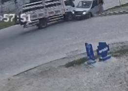 Kamyonet ile hafif ticari araç kavşakta çarpıştı; kaza kamerada