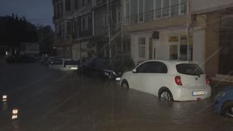 Beykoz’da sağanak hayatı olumsuz etkiledi; araçlar suya gömüldü, evleri su bastı
