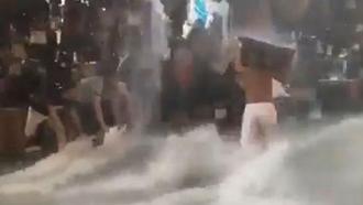 Fatih’te su baskınıyla mücadele eden esnaf akıntıya kapılmaktan son anda kurtuldu