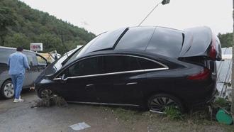 Ayazağa'da sel nedeniyle aracında mahsur kalan sürücü: Araç 1 kilometre sürüklendi