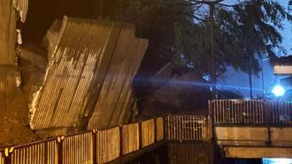 Zonguldak'ta istinat duvarı çöktü: 3 araç hasar gördü
