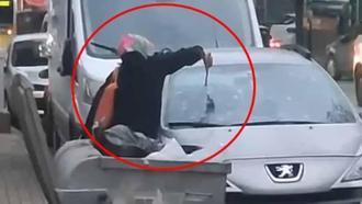 Tartıştığı kocasının otomobiline çekiçle zarar verdi