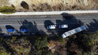 Kamyonet, karşı şeride geçen TIR'a çarpıp devrildi; 4 yaralı