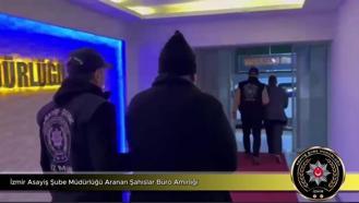 İzmir’de 9 yıldır aranan dolandırıcılıktan 28 yıla hükümlü çift aynı adreste yakalandı