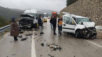 Yolcu minibüsüyle hafif ticari araç kafa kafaya çarpıştı: 1 ölü, 10 yaralı