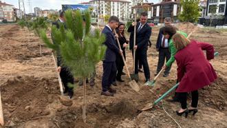 Çorlu’da Muhtarlar Günü dolayısıyla 40 fidan toprakla buluşturuldu