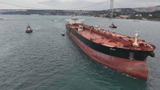 Rusya'da İHA saldırısına uğrayan ‘Nelsa’ isimli tanker İstanbul Boğazı’ndan geçti