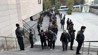 Yasa dışı bahis operasyonunda, hesaplarında 7,1 milyar lira para hareketi tespit edilen 101 şüpheli adliyede