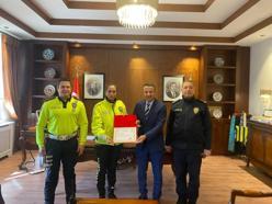 Yaralı ıslanmasın diye başında şemsiyeyle bekleyen kadın polise başarı belgesi
