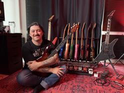 Tutkusu olan müziği seçti, arkadaşlarıyla kurduğu online platformla binlerce kişiye gitar dersi veriyor