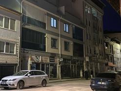 3’üncü kattaki evlerinin balkonundan düşüp, ağır yaralandı