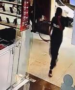 Gazoz içerek girdiği dükkanın vitrinindeki cep telefonunu çalıp kaçtı