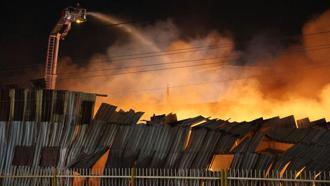 İzmir'de depo alev alev yandı