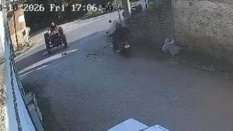 Motosiklet, traktöre ardından durağa çarptı; sürücünün ağır yaralandığı kaza kamerada