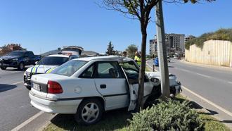 Otomobil aydınlatma direğine çarptı: 1 yaralı