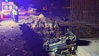 Otomobil, yol yapımı için kazılan çukura düştü; 1 ölü, 5 yaralı