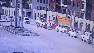 Hafriyat kamyonuyla çarpışan motosikletin sürücüsünün öldüğü kaza kamerada