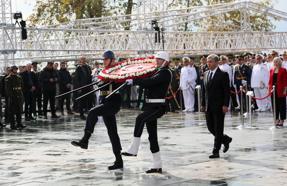 Antalya'da Cumhuriyet Bayramı kutlamaları çelenk töreniyle başladı