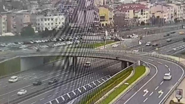 Fatih'te otomobilin motosikletli kuryeye çarpma anı kameraya yansıdı