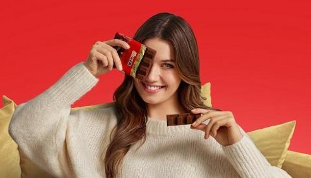 Ülker Çikolata'nın yeni reklam yüzü Afra Saraçoğlu oldu