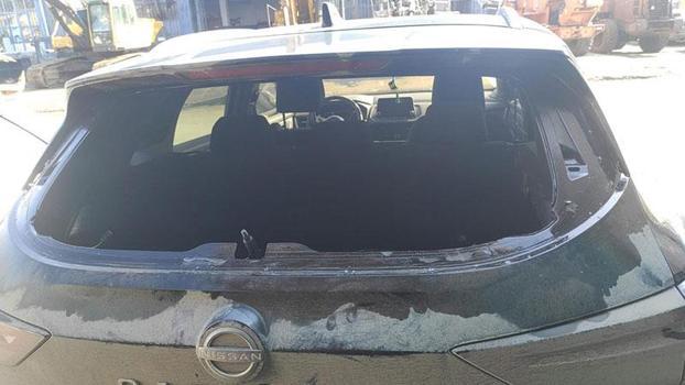 Belediye Başkanı'nın aracının camı kırıldı, pankartı kurşunlandı