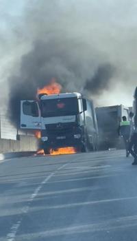 Başakşehir'de çöp kamyonu alev alev yandı