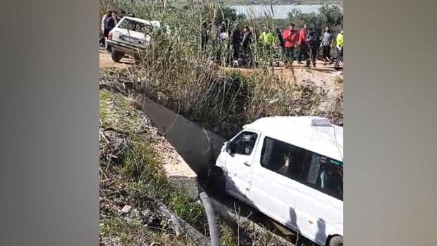 Mersin'de otomobille çarpışan yolcu minibüsü dereye yuvarlandı: 1 ölü, 13 yaralı