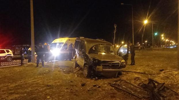 Siirt'te hafif ticari araç refüje çarptı: 1 yaralı
