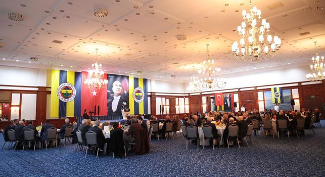 Fenerbahçe Başkanı Ali Koç, iftar organizasyonunda camia ile bir araya  geldi