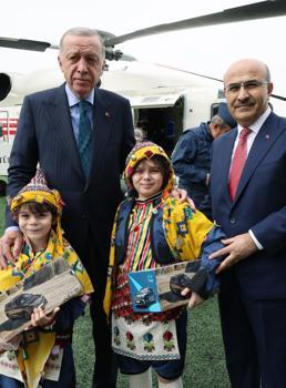 BURSA Cumhurbaşkanı Erdoğan, Bursa’da; çocuklara oyuncak Togg dağıttı (VİDEO EKLENDİ)