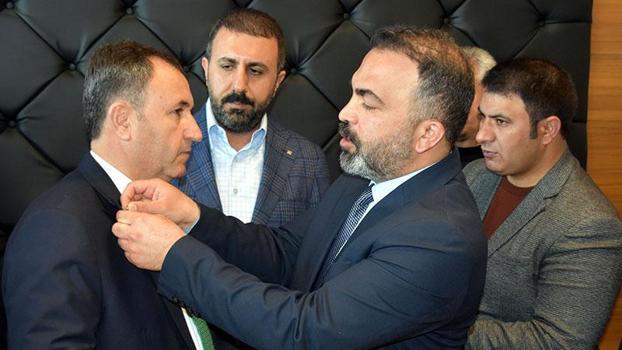 Bitlis'te 'Miting saati satıldı' eleştirisi yapan CHP belediye başkan adayı, partisinden istifa edip AK Parti'ye geçti