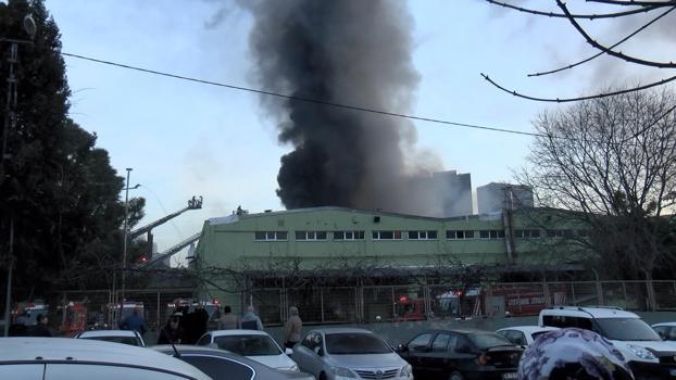 İstanbul - (Geniş haber) Küçükçekmece'de halı fabrikasında yangın