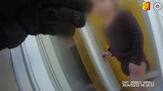 Prag’da apartmanın pencere pervazına tırmanan bebeği, polis kurtardı