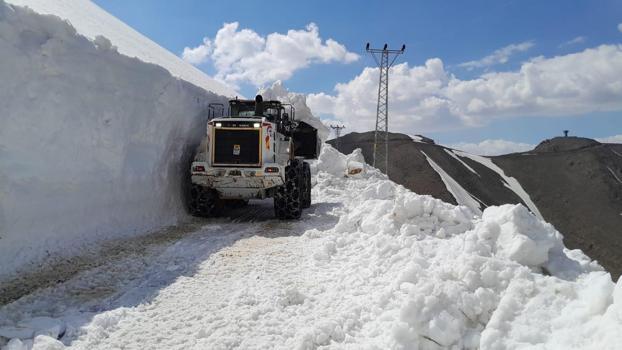 Yüksekova'da askeri üs bölgelerinin yolu, kar ve heyelandan temizlendi