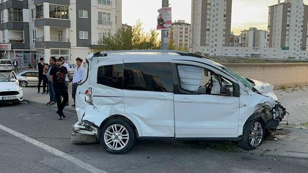 Kayseri'de hafif ticari araç ile işçi servisi çarpıştı: 5 yaralı