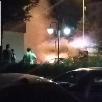 Ankara'da park halindeki otomobilde patlama; 2 araç küle döndü