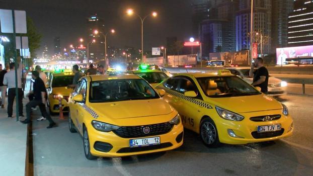 Kadıköy'de toplanan taksiciler, öldürülen meslektaşları için konvoy yaptı