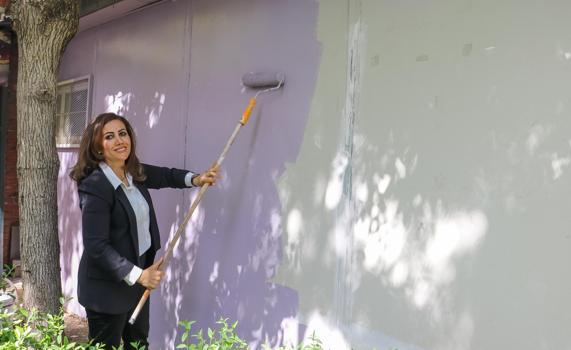 8 kadın azasıyla muhtar olan Fatima Kantar’ın ilk görevi muhtarlık ofisini boyamak oldu