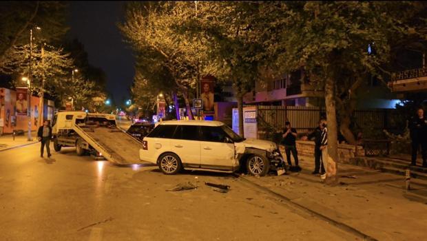 İstanbul- Kadıköy'de alkollü sürücü park halindeki 2 polis aracına çarptı