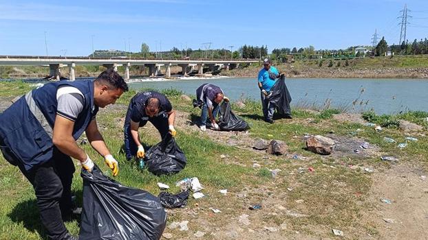 DHA’nın haberinin ardından, piknikçilerin Dicle Nehri çevresine bıraktıkları atıklar temizlendi