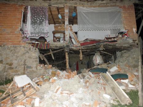 Tokat’ta 5.6 büyüklüğünde deprem: Birçok ilde ev ve cami minareleri yıkıldı (9)