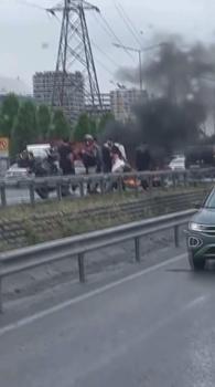 İstanbul-  Basın Ekspres'te emniyet şeridindeki araca iki motosiklet çarptı: 2 yaralı