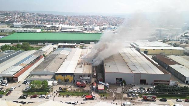 Bursa'da sandalye fabrikasında yangın kontrol altında