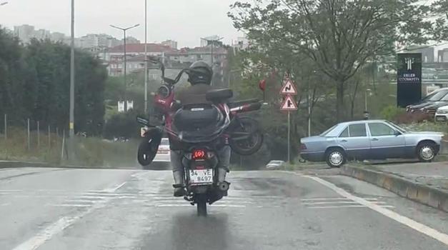 İstanbul - Ataşehir'de motosikletle elektrikli bisiklet taşıdı