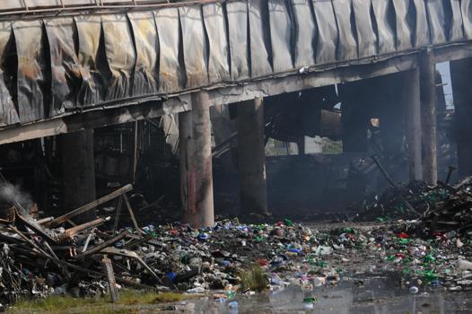 İzmit'te yanan 1250 metrekare kapalı alana sahip market ve belediye binasında hasar tespiti